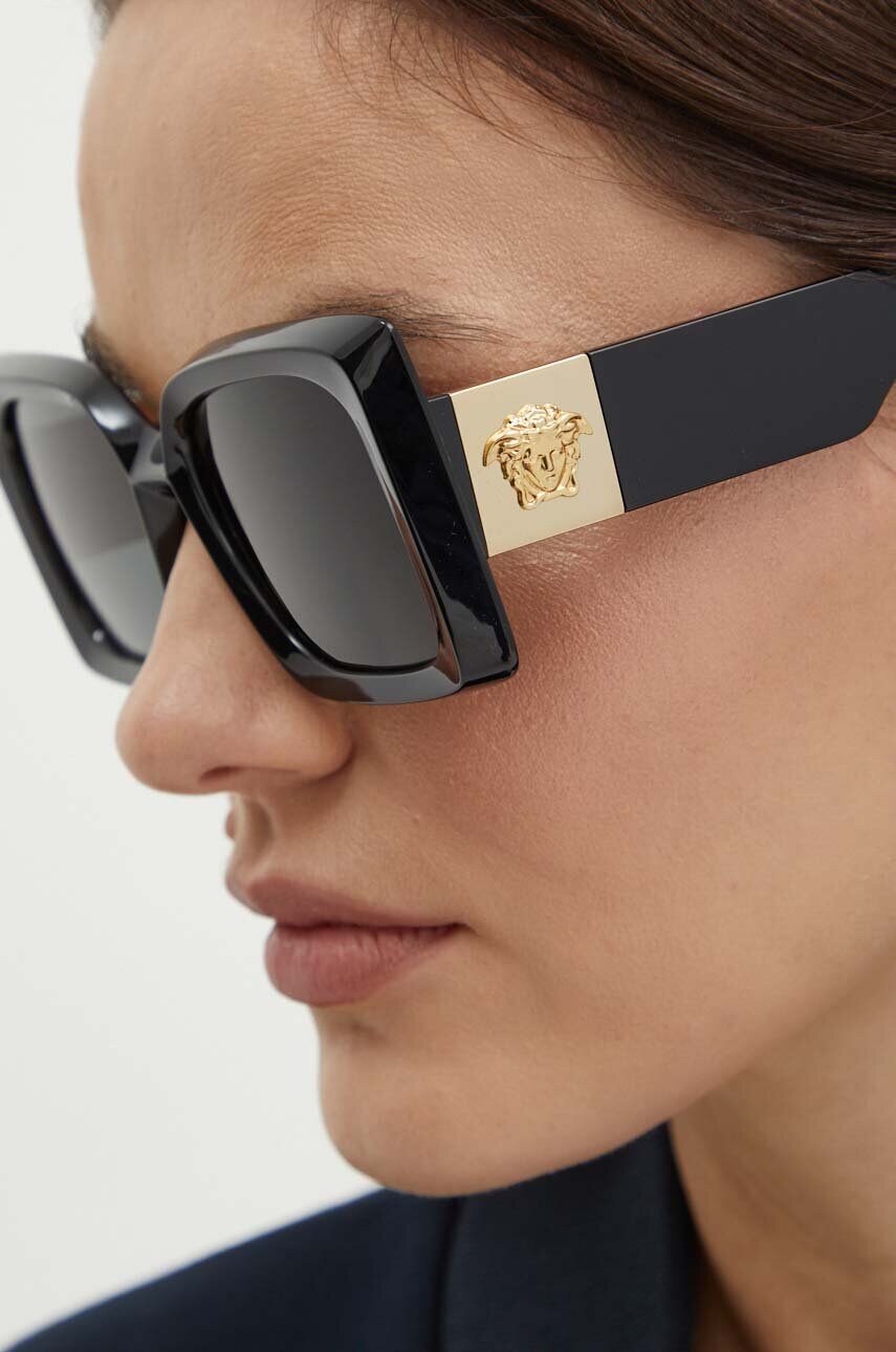 Сонцезахисні окуляри Versace жіночі колір чорний 0VE4467U