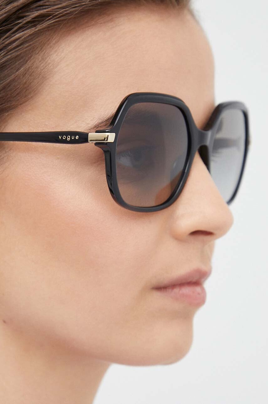Сонцезахисні окуляри VOGUE жіночі колір чорний 0VO5561S