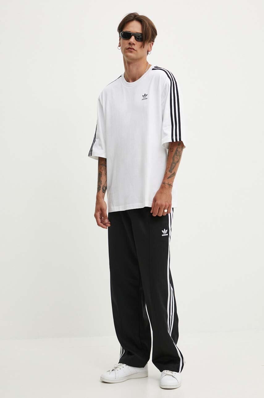 Бавовняна футболка adidas Originals Adicolor Oversized Tee чоловіча колір білий з аплікацією IZ2474