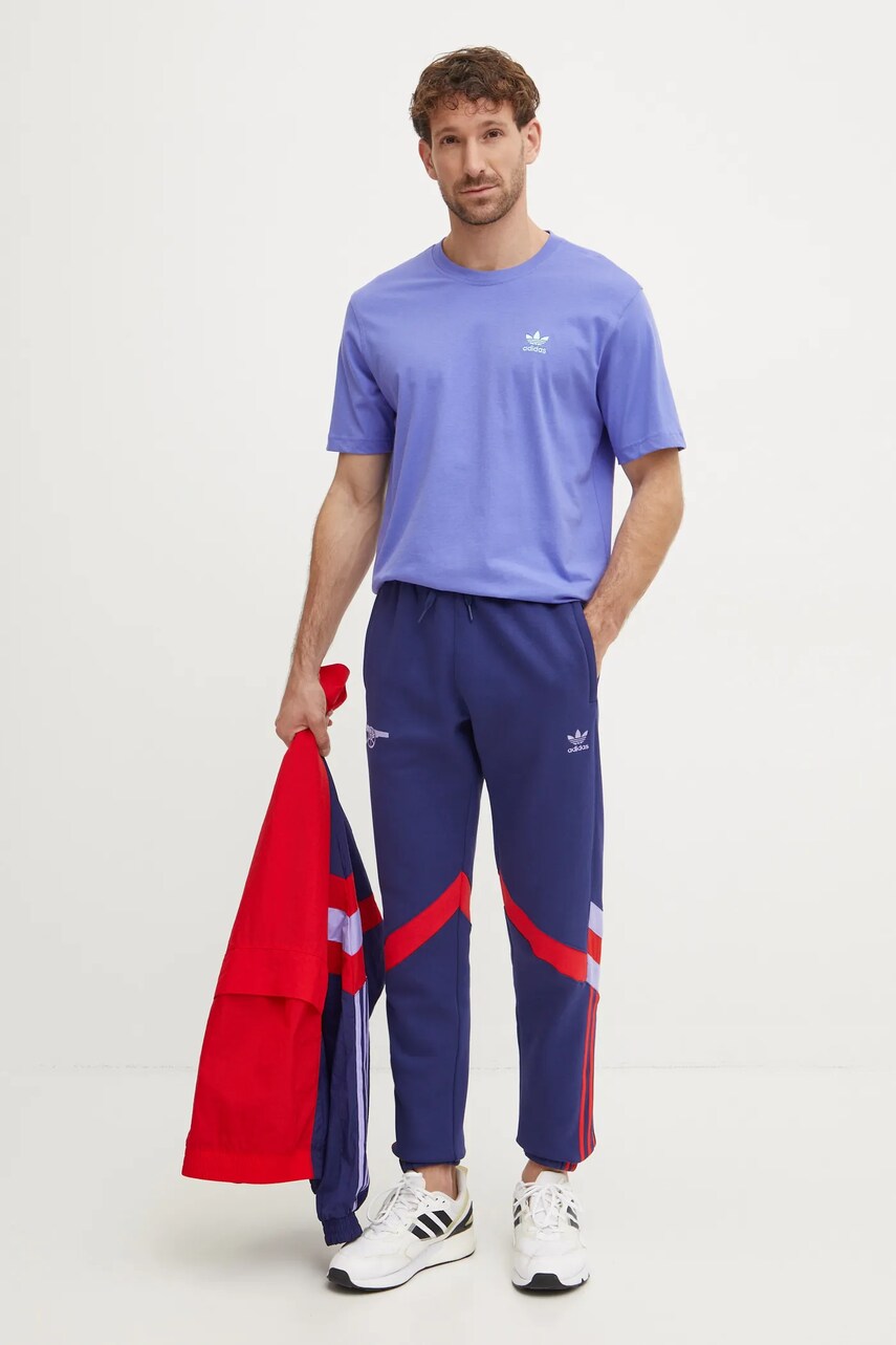 Бавовняна футболка adidas Originals чоловіча колір фіолетовий з аплікацією IZ2107