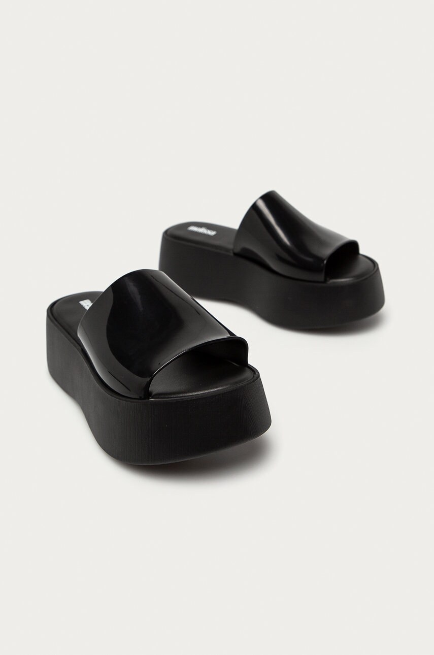 Шльопанці Melissa жіночі колір чорний на платформі
