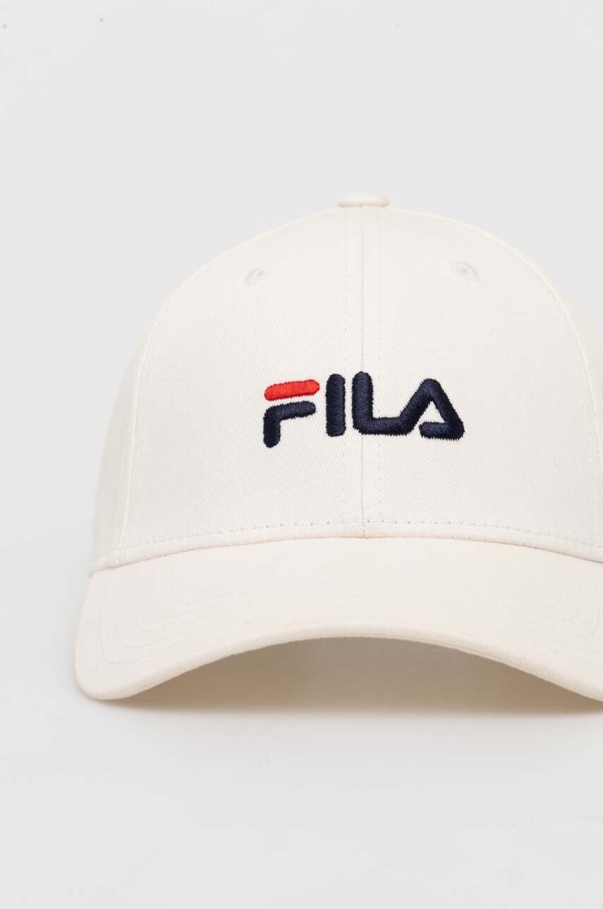 Шапка Fila колір бежевий з аплікацією