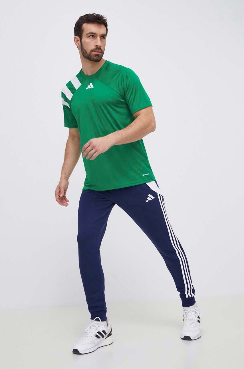 Тренувальна футболка adidas Performance Fortore 23 колір зелений з аплікацією IT5655