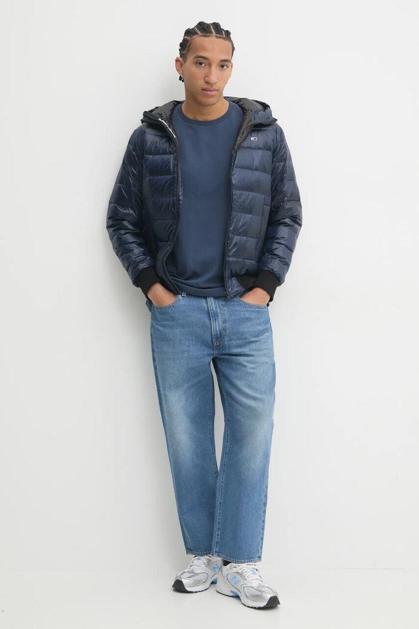 Пухова куртка Tommy Jeans чоловіча колір синій перехідна DM0DM20659