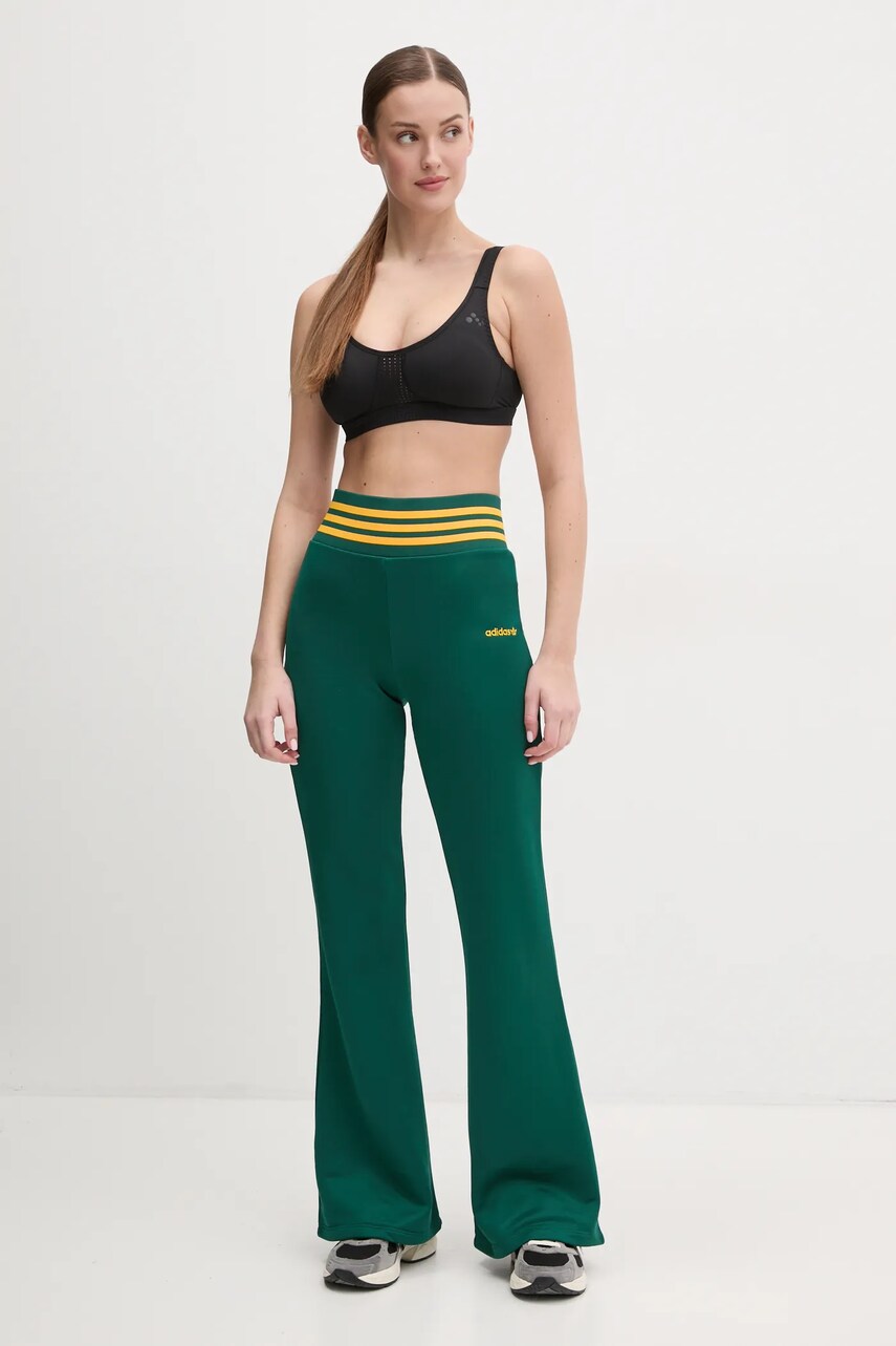 Спортивні штани adidas Originals FLARED PANTS жіночі колір зелений з аплікацією JC7689